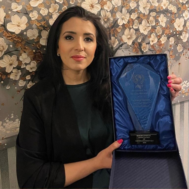 Dr. Leila Mekacher hält die IAOTP-Trophäe Top Strategic Innovator of the Year in Inclusive Technologies 2026 in der geöffneten Box